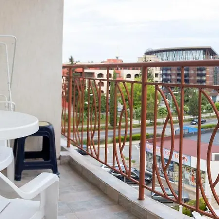 2bd Flat With A Pool Close To Cacao Beach Słoneczny Brzeg